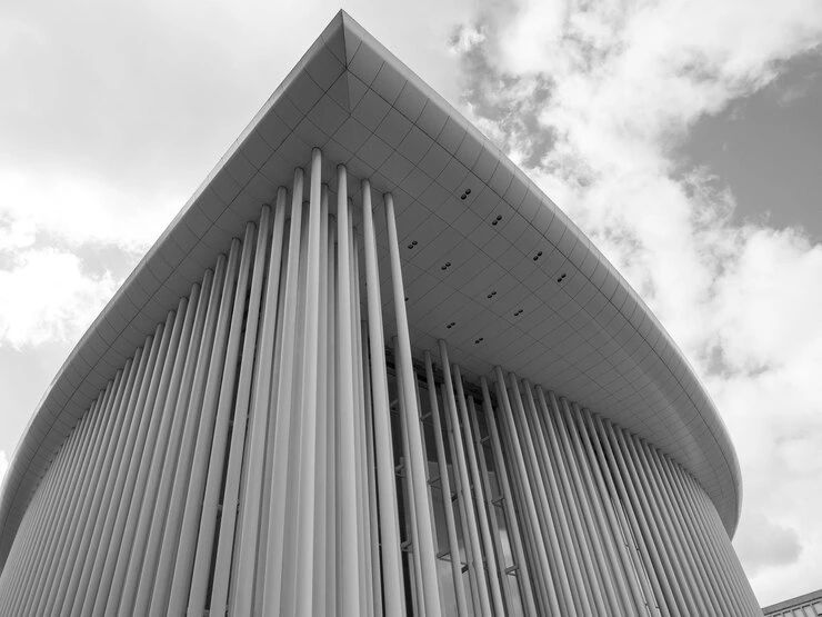 Plano técnico sobre mesa de trabajo con herramientas de arquitectura